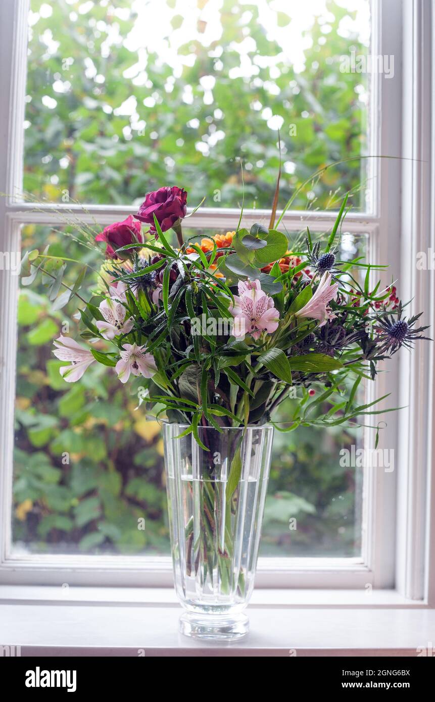 Fiori in un vaso di cristallo. Foto: Bo Arrhed Foto Stock