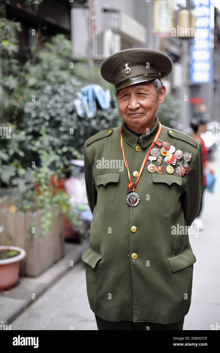 Collezione di medaglie veterane dell'esercito cinese - fronte e collo della tunica militare. Shuyuanmen Street-Xi'an-Cina-1577 Foto Stock