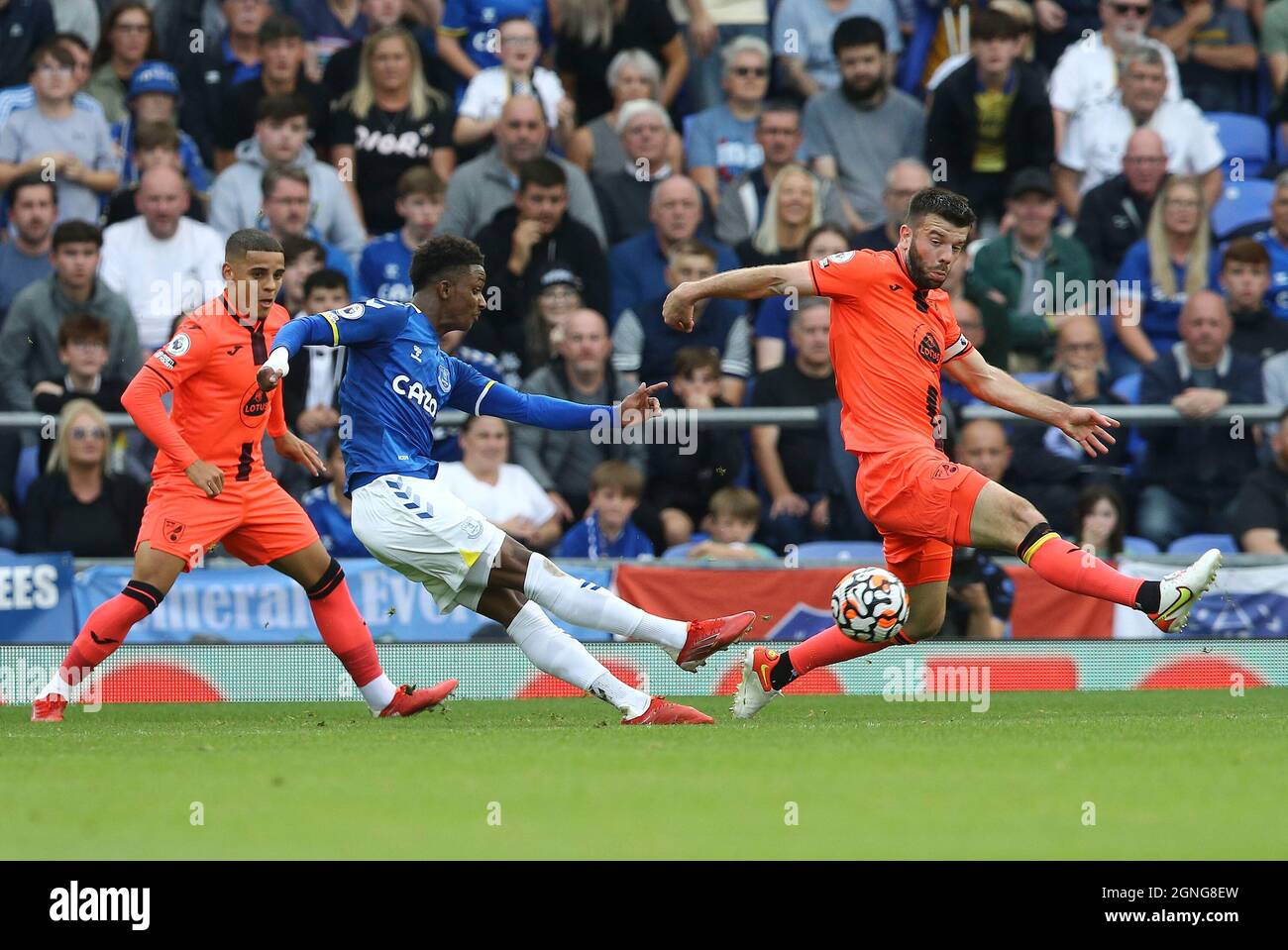 Everton, Regno Unito. 25 Settembre 2021. Demarai Grey of Everton prova a sparare. Premier League Match, Everton contro Norwich City al Goodison Park di Liverpool sabato 25 settembre 2021. Questa immagine può essere utilizzata solo a scopo editoriale. Solo per uso editoriale, licenza richiesta per uso commerciale. Nessun uso in scommesse, giochi o un singolo club / campionato / giocatori pubblicazioni. pic di Chris Stading/Andrew Orchard sport fotografia/Alamy Live news credito: Andrew Orchard sport fotografia/Alamy Live News Foto Stock