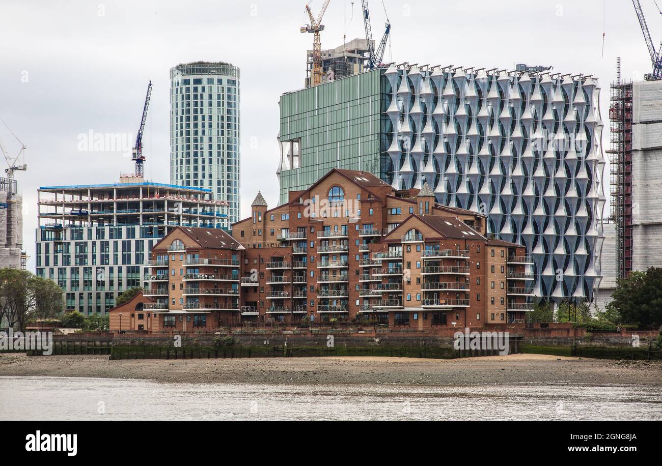 London, Neubauten der moderne und Postmoderne am rechten Themseufer bei St Georges Wharf Foto Stock