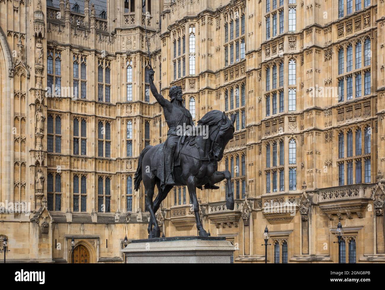 London, Houses of Parliament Westfassade Ausschnitt erbaut 1840-70 durch Charles Barry und Augustus Pugin davor Reiterstandbild Richard Löwenherz 185 Foto Stock