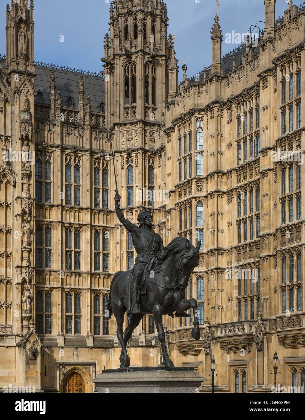 London, Houses of Parliament Westfassade Ausschnitt erbaut 1840-70 durch Charles Barry und Augustus Pugin davor Reiterstandbild Richard Löwenherz 185 Foto Stock