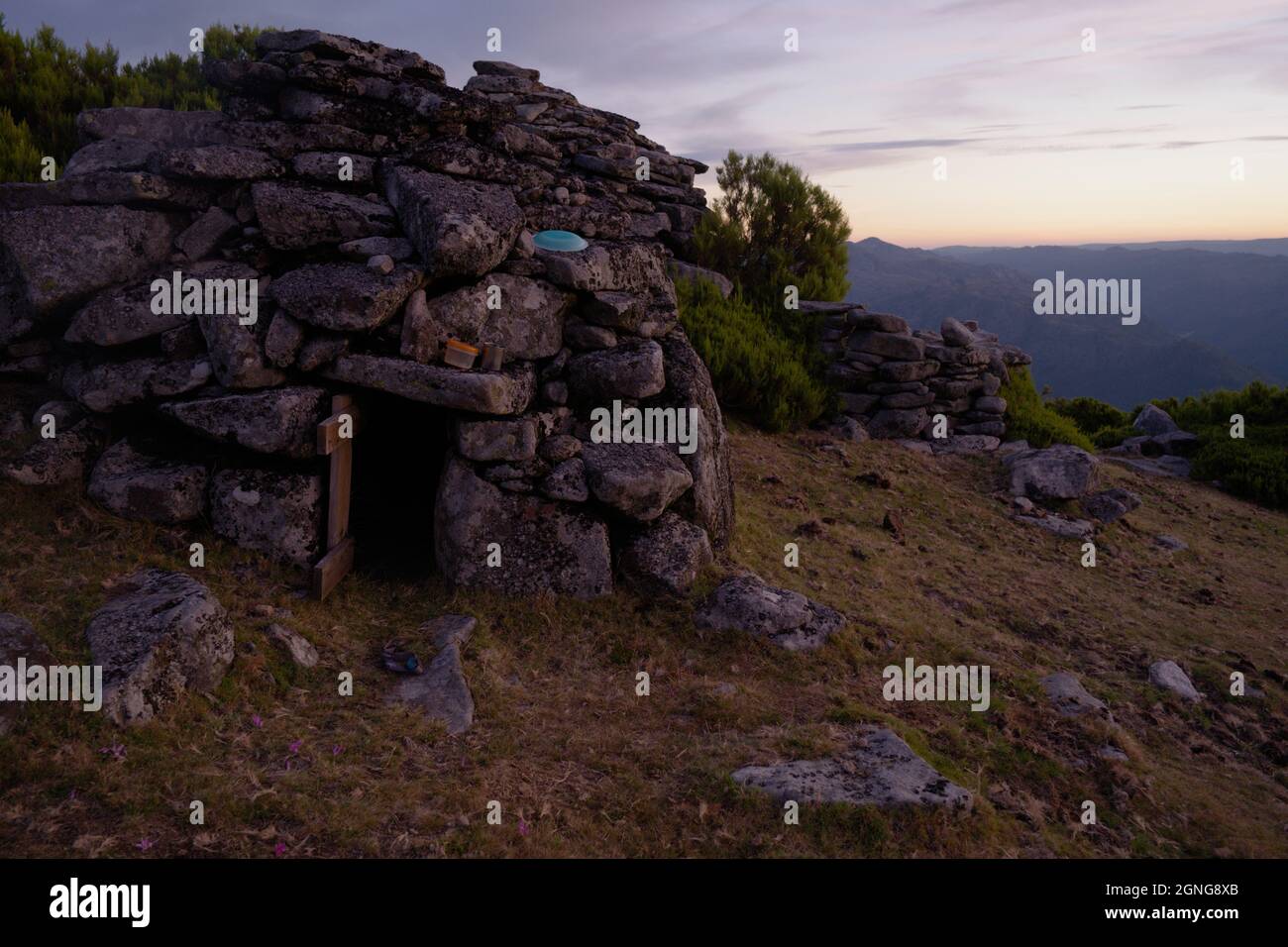 Cortelho, un piccolo rifugio rudimentar, costruito in pietra, utilizzato dai pastori quando si accerchiano le mucche negli altopiani dei monti Soajo. Foto Stock