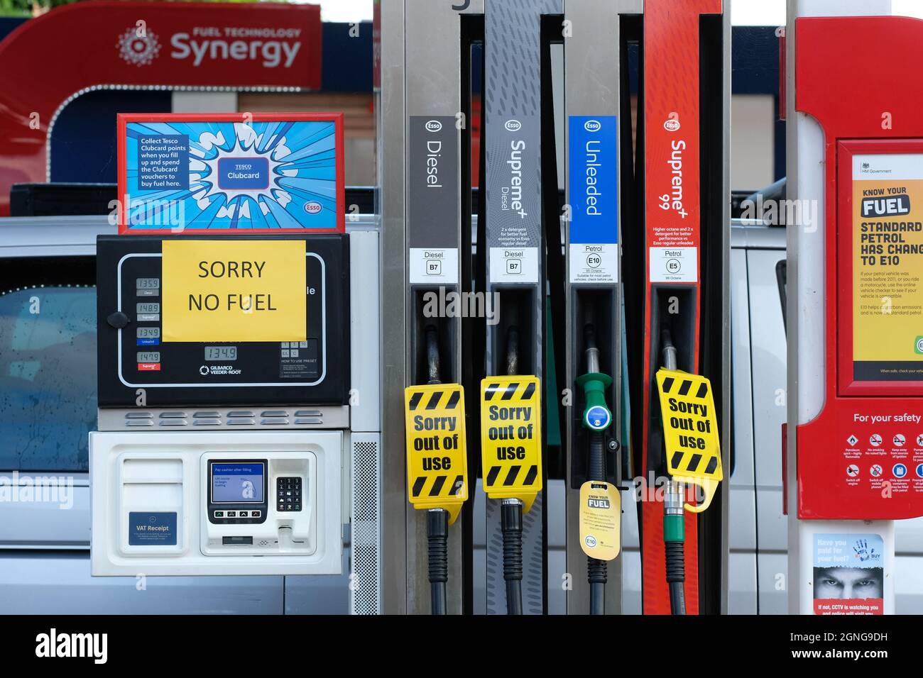 Hereford, Herefordshire, Regno Unito - Sabato 25 Settembre 2021 - Nessun carburante disponibile presso la stazione di benzina Tesco di Hereford oggi alle 16.30 - il vicino garage Texaco non ha anche carburante da vendere. Foto Steven Maggio / Alamy Live News Foto Stock