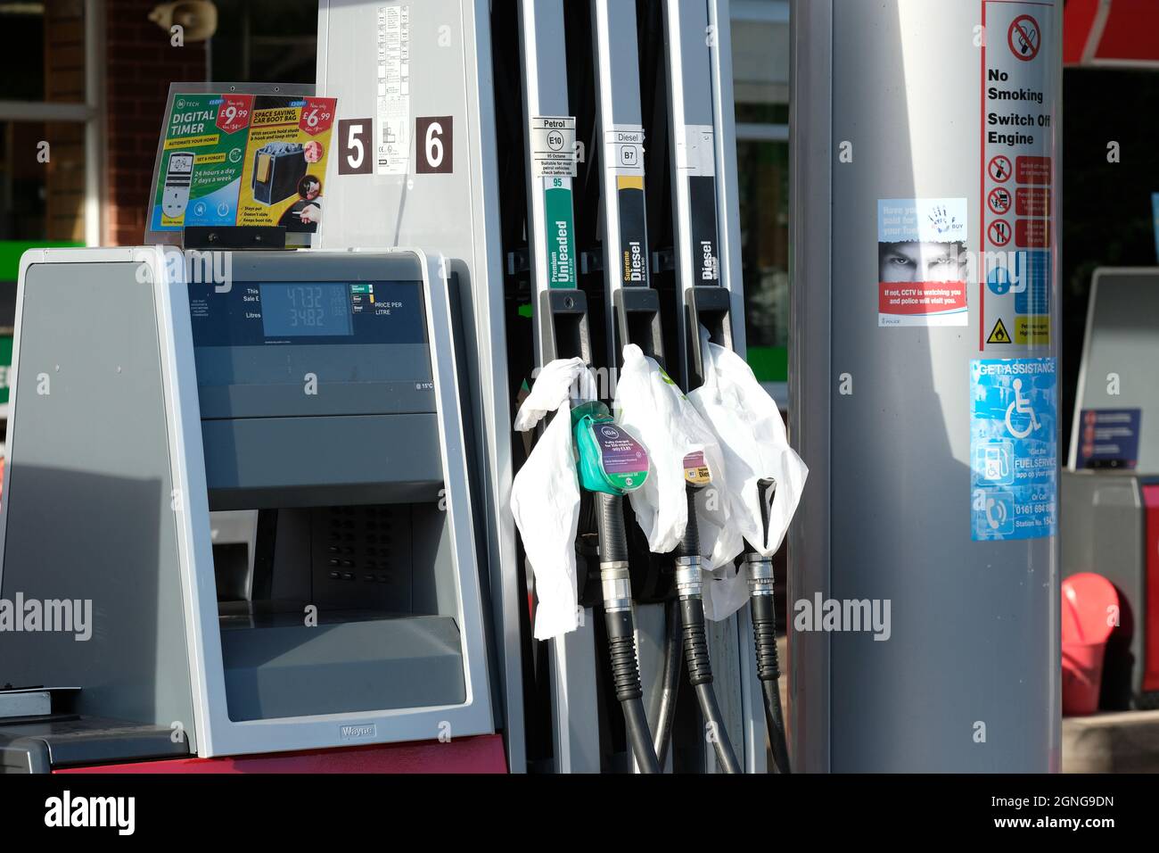 Hereford, Herefordshire, Regno Unito - Sabato 25 Settembre 2021 - Nessun carburante disponibile presso il distributore di benzina Texaco di Hereford oggi alle 16:30 - anche il vicino garage Tesco non ha carburante da vendere. Foto Steven Maggio / Alamy Live News Foto Stock