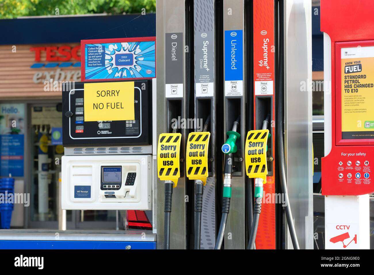 Hereford, Herefordshire, Regno Unito - Sabato 25 Settembre 2021 - Nessun carburante disponibile presso la stazione di benzina Tesco di Hereford oggi alle 16.30 - il vicino garage Texaco non ha anche carburante da vendere. Foto Steven Maggio / Alamy Live News Foto Stock