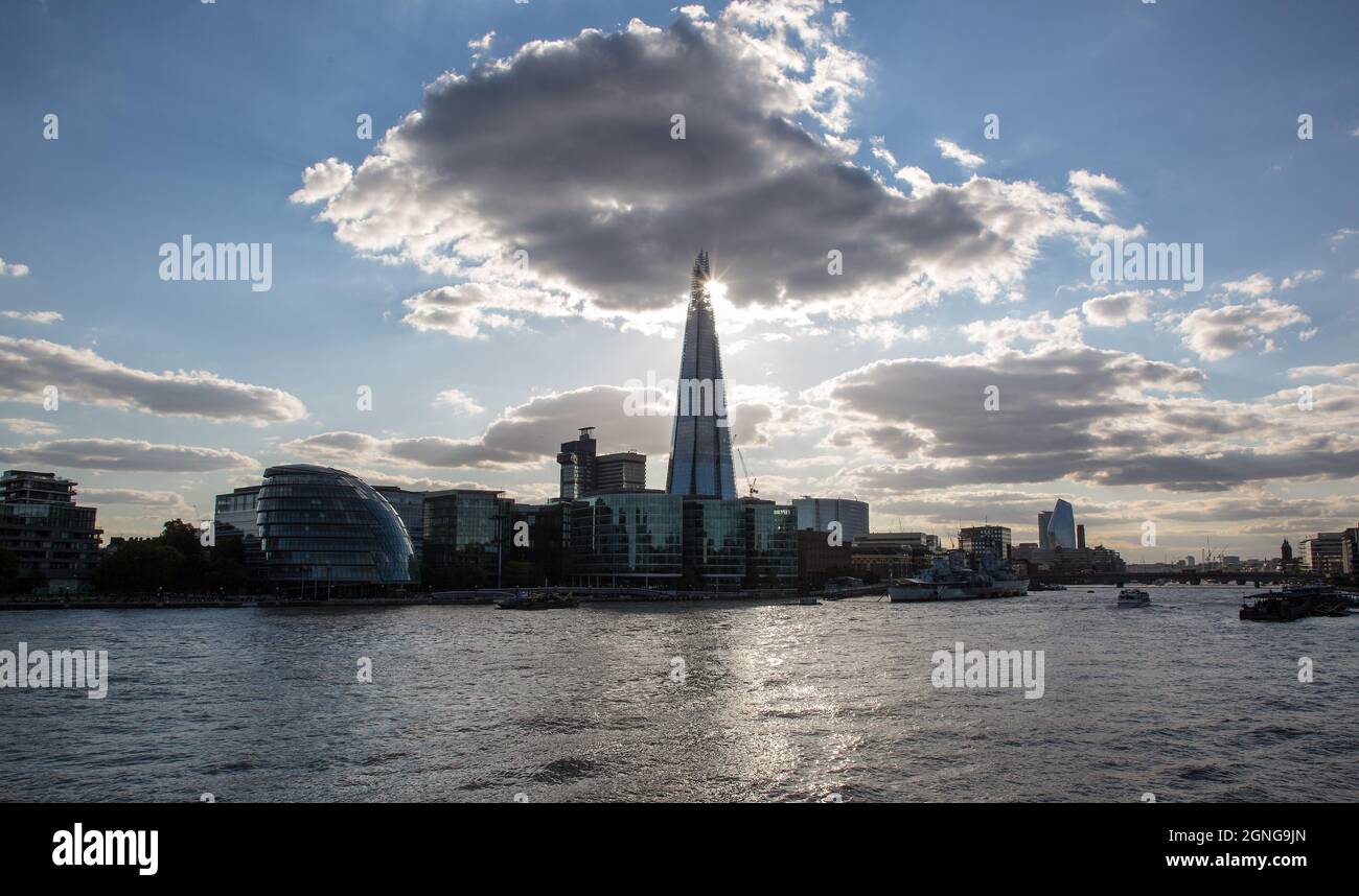 Londra, Blick über die Themse, Hochhaus THE SHARD 2009-2012 von Renzo piano, Links Rundbau CITY HALL 2002 vollendet von Norman Foster Foto Stock