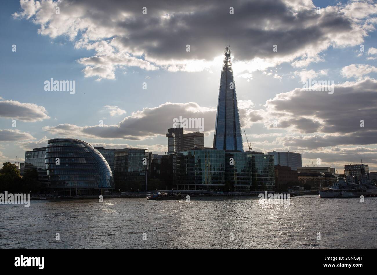 Londra, Blick über die Themse, Hochhaus THE SHARD 2009-2012 von Renzo piano, Links Rundbau CITY HALL 2002 vollendet von Norman Foster Foto Stock