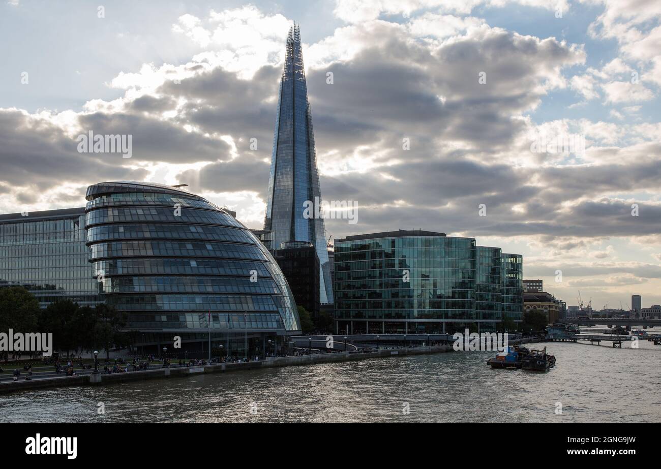 Londra, Blick über die Themse, Hochhaus THE SHARD 2009-2012 von Renzo piano, Links Rundbau CITY HALL 2002 vollendet von Norman Foster Foto Stock