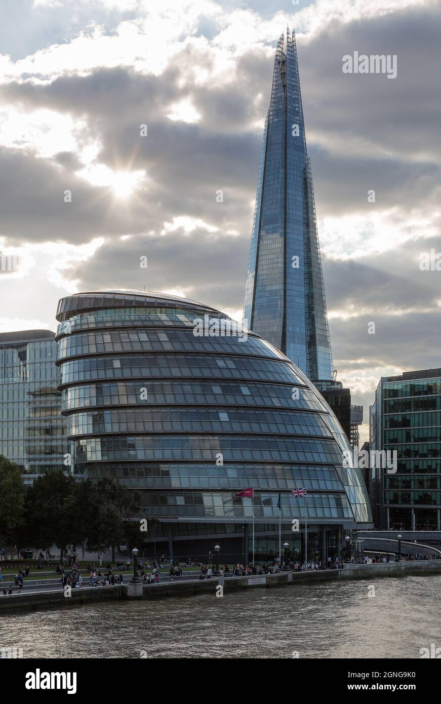 Londra, Blick über die Themse, Hochhaus THE SHARD 2009-2012 von Renzo piano, Links Rundbau CITY HALL 2002 vollendet von Norman Foster Foto Stock
