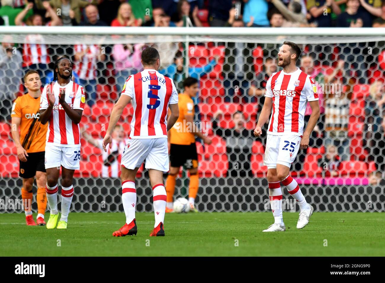 Nick Powell di Stoke City festeggia il secondo gol della partita durante la partita del campionato Sky Bet al bet365 Stadium di Stoke. Data foto: Sabato 25 settembre 2021. Foto Stock