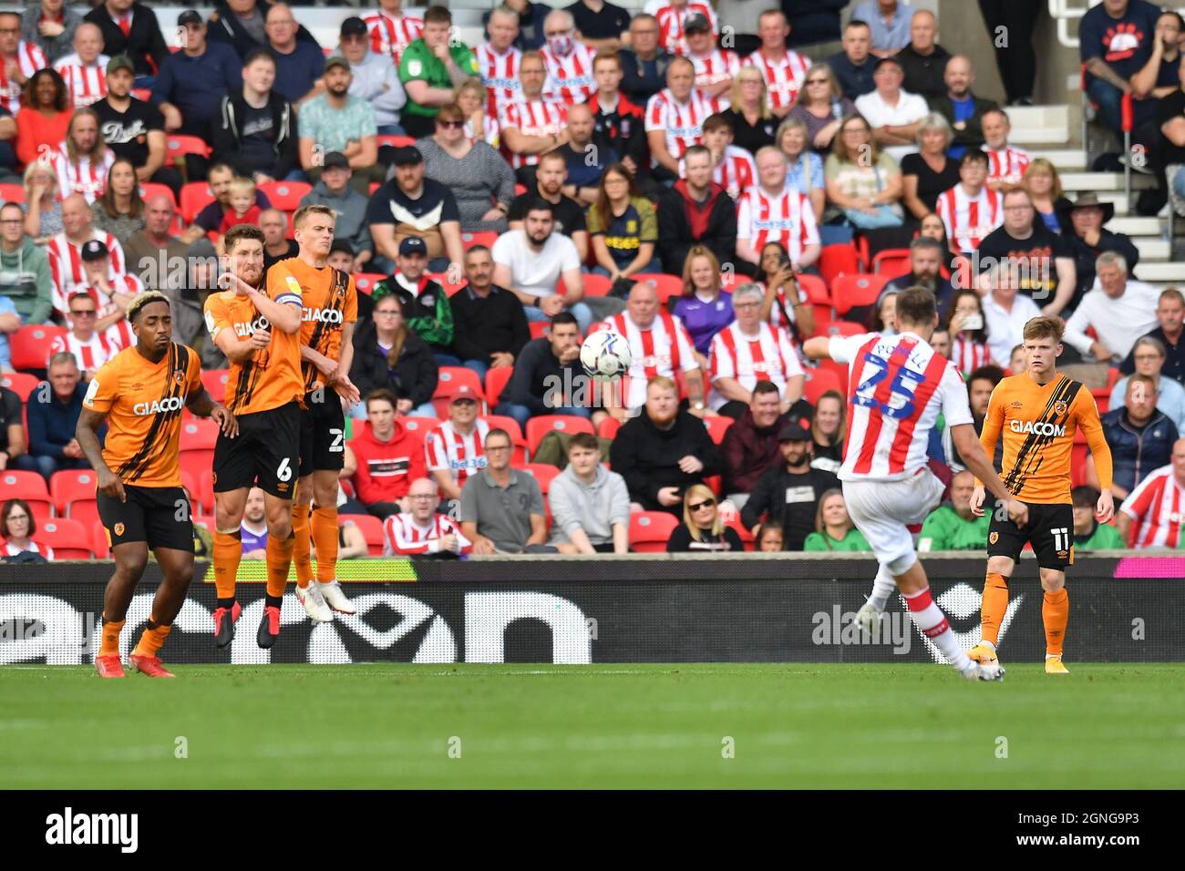 Nick Powell di Stoke City segna il secondo obiettivo della partita durante la partita del campionato Sky Bet al bet365 Stadium di Stoke. Data foto: Sabato 25 settembre 2021. Foto Stock