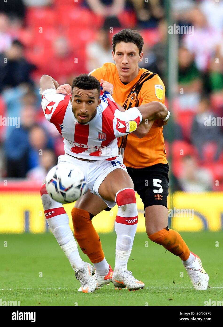 Demeaco Duhaney di Stoke City e Alfie Jones di Hull City combattono per la palla durante la partita del campionato Sky Bet al bet365 Stadium di Stoke. Data foto: Sabato 25 settembre 2021. Foto Stock