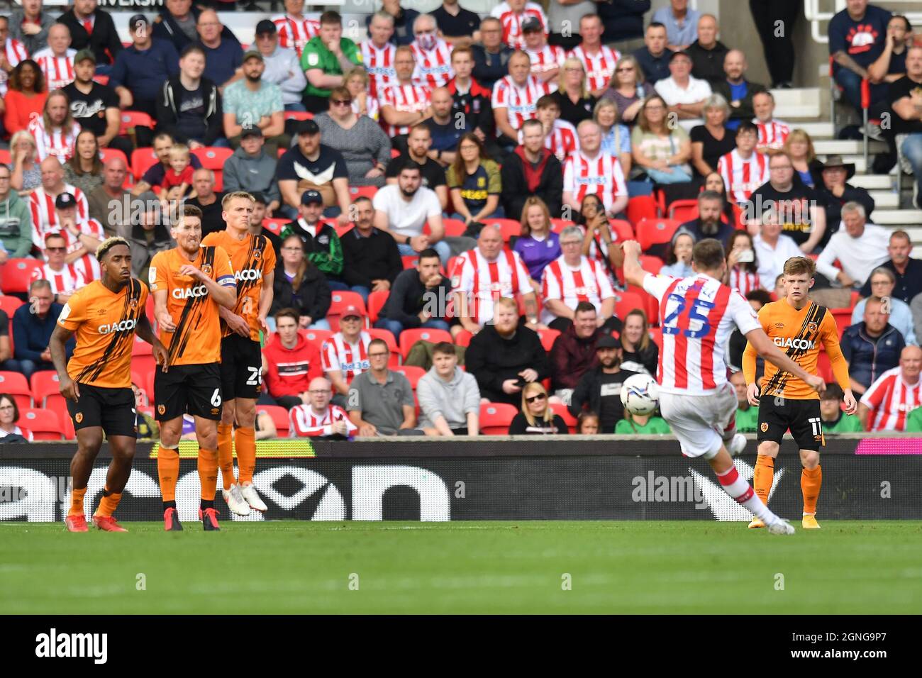 Nick Powell di Stoke City segna il secondo obiettivo della partita durante la partita del campionato Sky Bet al bet365 Stadium di Stoke. Data foto: Sabato 25 settembre 2021. Foto Stock