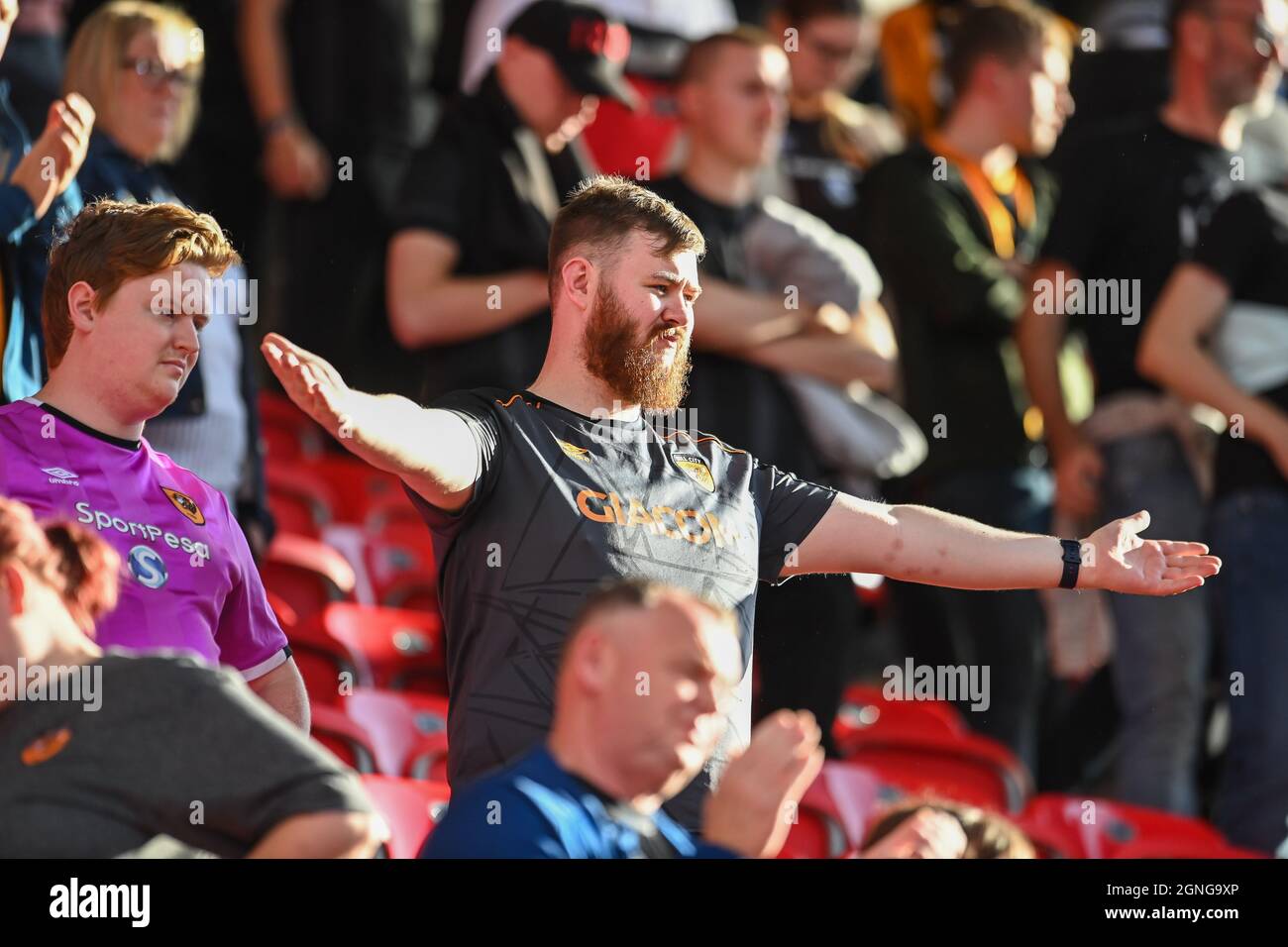 Infelici fan di Hull City dopo aver perso il loro lato Foto Stock