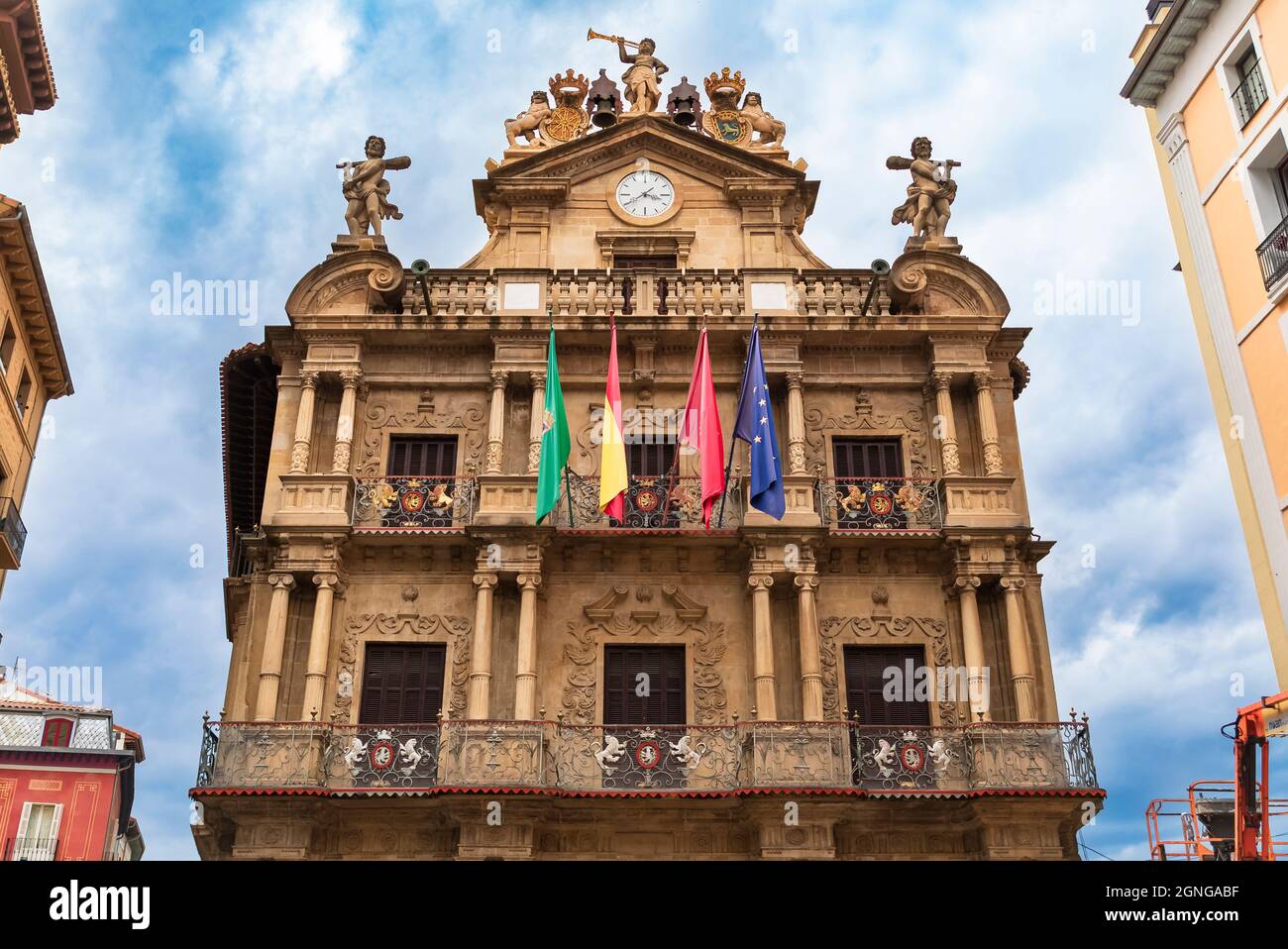 17 ° secolo Townhall o Ayuntamiento con bandiere sulla facciata su Plaza Consistorial nella città vecchia Pamplona, Spagna famosa per la gestione dei tori Foto Stock