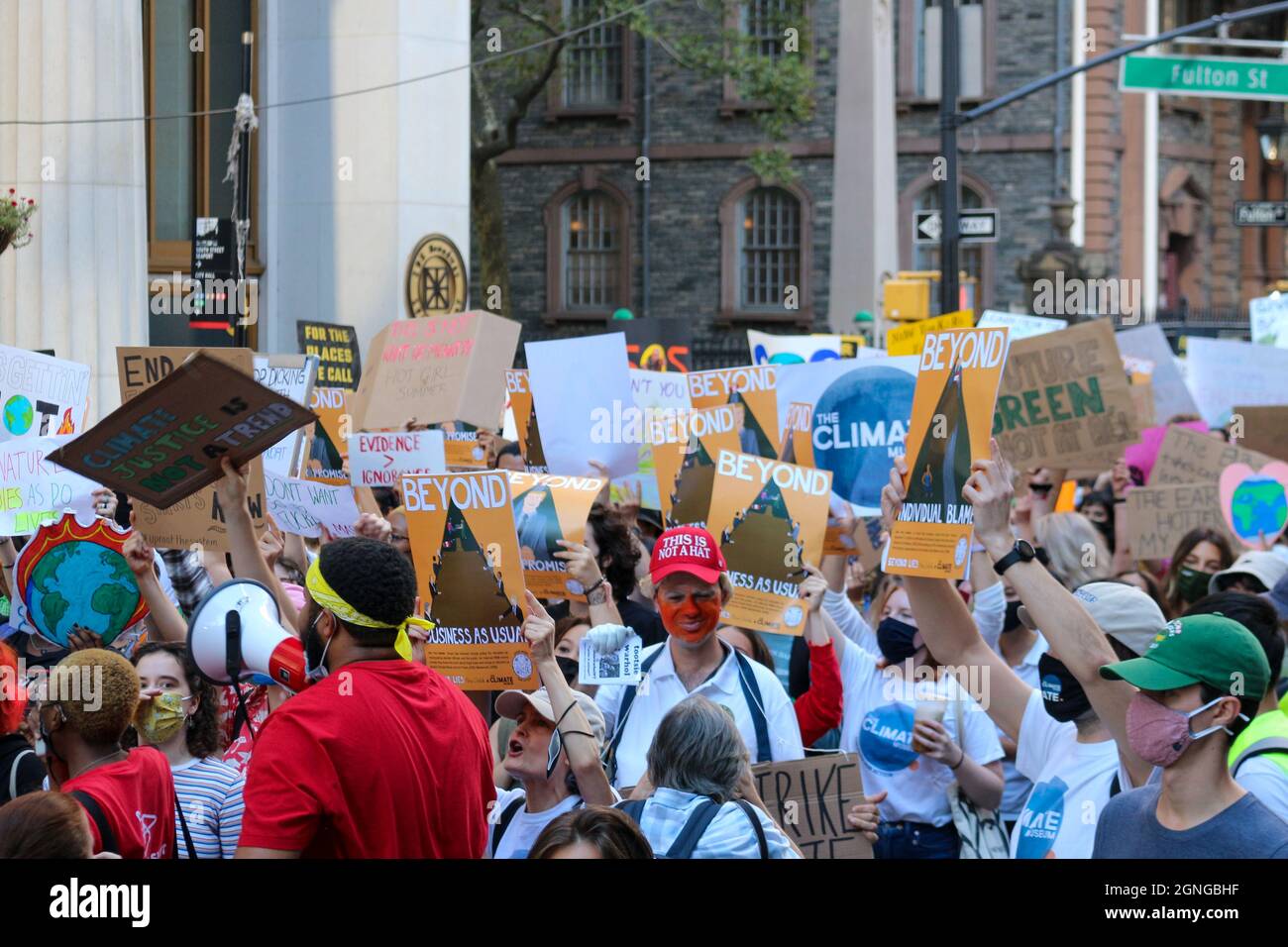 Gli attivisti giovanili si sono riuniti a New York City Hall e hanno marciato a Battery Park chiedendo giustizia climatica intersezionale nel mondo, il 24 settembre 2021. Foto Stock