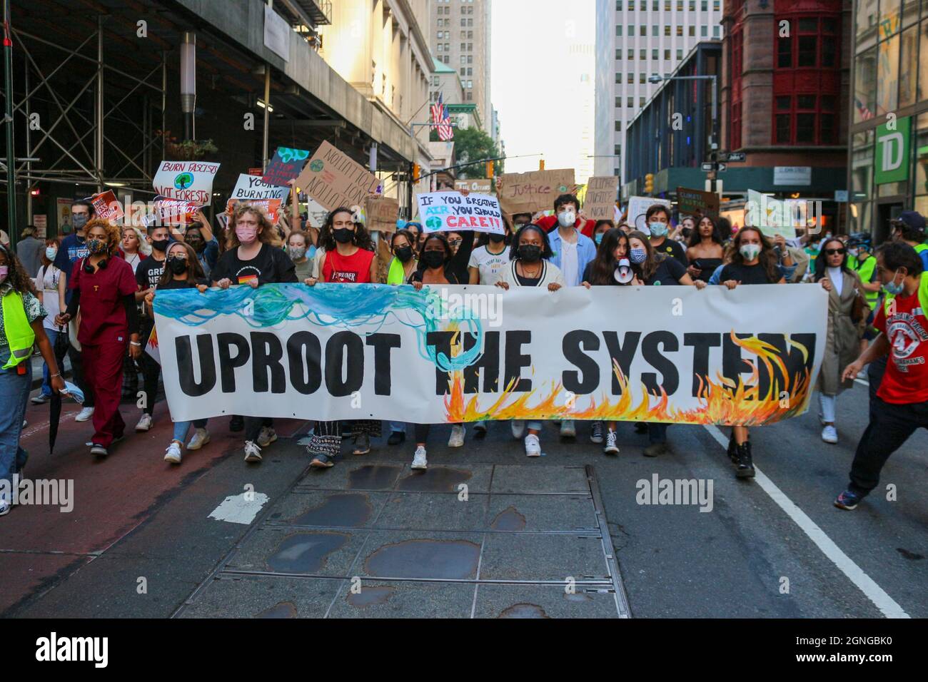 Gli attivisti giovanili si sono riuniti a New York City Hall e hanno marciato a Battery Park chiedendo giustizia climatica intersezionale nel mondo, il 24 settembre 2021. Foto Stock