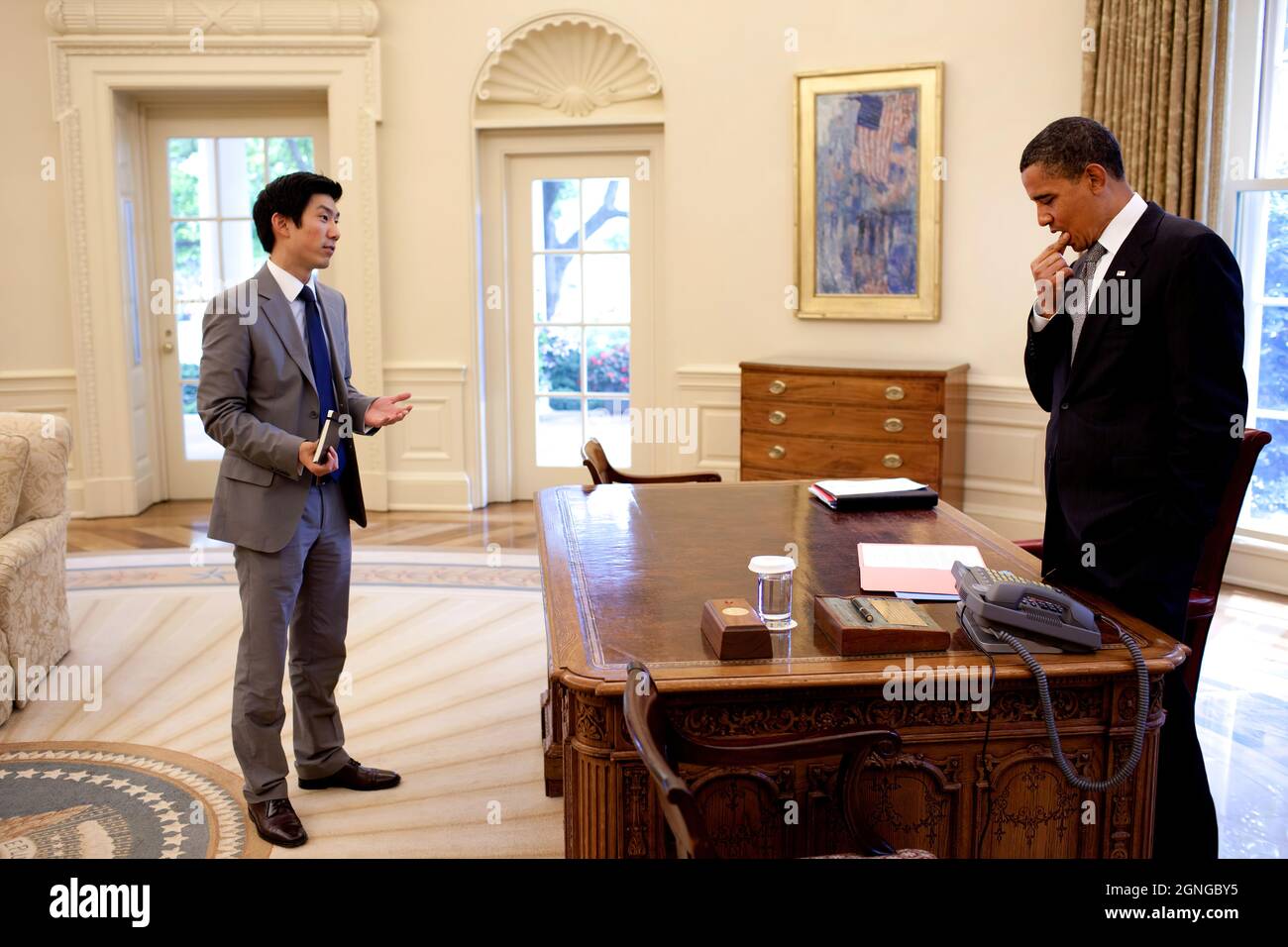 Il Presidente Barack Obama parla con l'Assistente Speciale del Presidente Eugene Kang nell'Ufficio ovale, 10 giugno 2009. (Foto ufficiale della Casa Bianca di Pete Souza.) Questa fotografia ufficiale della Casa Bianca è resa disponibile per la pubblicazione da parte delle organizzazioni di stampa e/o per uso personale per la stampa da parte del soggetto(i) della fotografia. La fotografia non può essere manipolata in alcun modo o utilizzata in materiali, pubblicità, prodotti o promozioni che in qualsiasi modo suggeriscano l'approvazione o l'approvazione del presidente, della prima famiglia o della Casa Bianca. Foto Stock