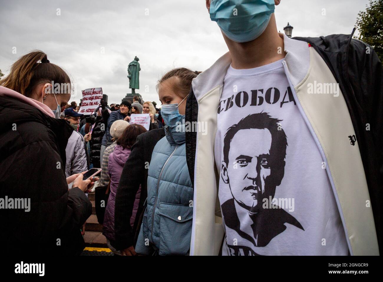 Mosca, Russia. 25 settembre 2021 giovane uomo in una t-shirt con ritratto di Alexei Navalny che dice 'libertà Alexei Navalny!' Partecipa a una protesta contro i risultati delle elezioni parlamentari a Mosca, Russia Foto Stock