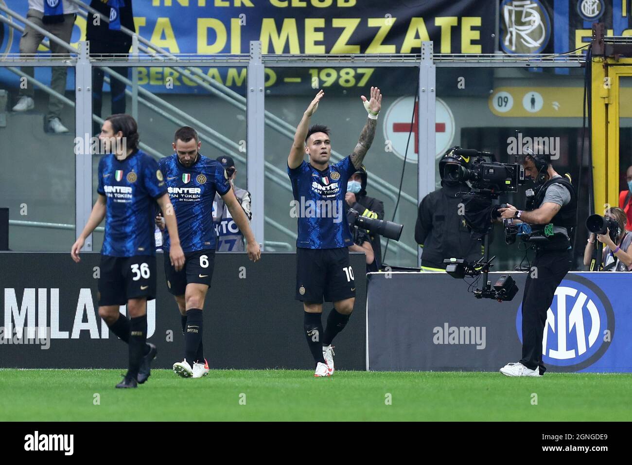 Lautaro Martinez del FC Internazionale festeggia dopo aver segnato il primo gol della sua squadra durante la Serie Una partita tra FC Internazionale e Atalanta BC allo Stadio Giuseppe Meazza il 25 settembre 2021 a Milano. Foto Stock