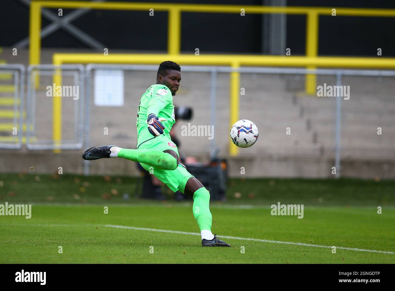 The EnviroVent Stadium, Harrogate, Inghilterra - 25 settembre 2021 Joseph Anang portiere di Stevenage - durante il gioco Harrogate v Stevenage, EFL League 2, 2021/22, all'EnviroVent Stadium, Harrogate, Inghilterra - 25 settembre 2021 Credit: Arthur Haigh/WhiteRosePhotos/Alamy Live News Foto Stock