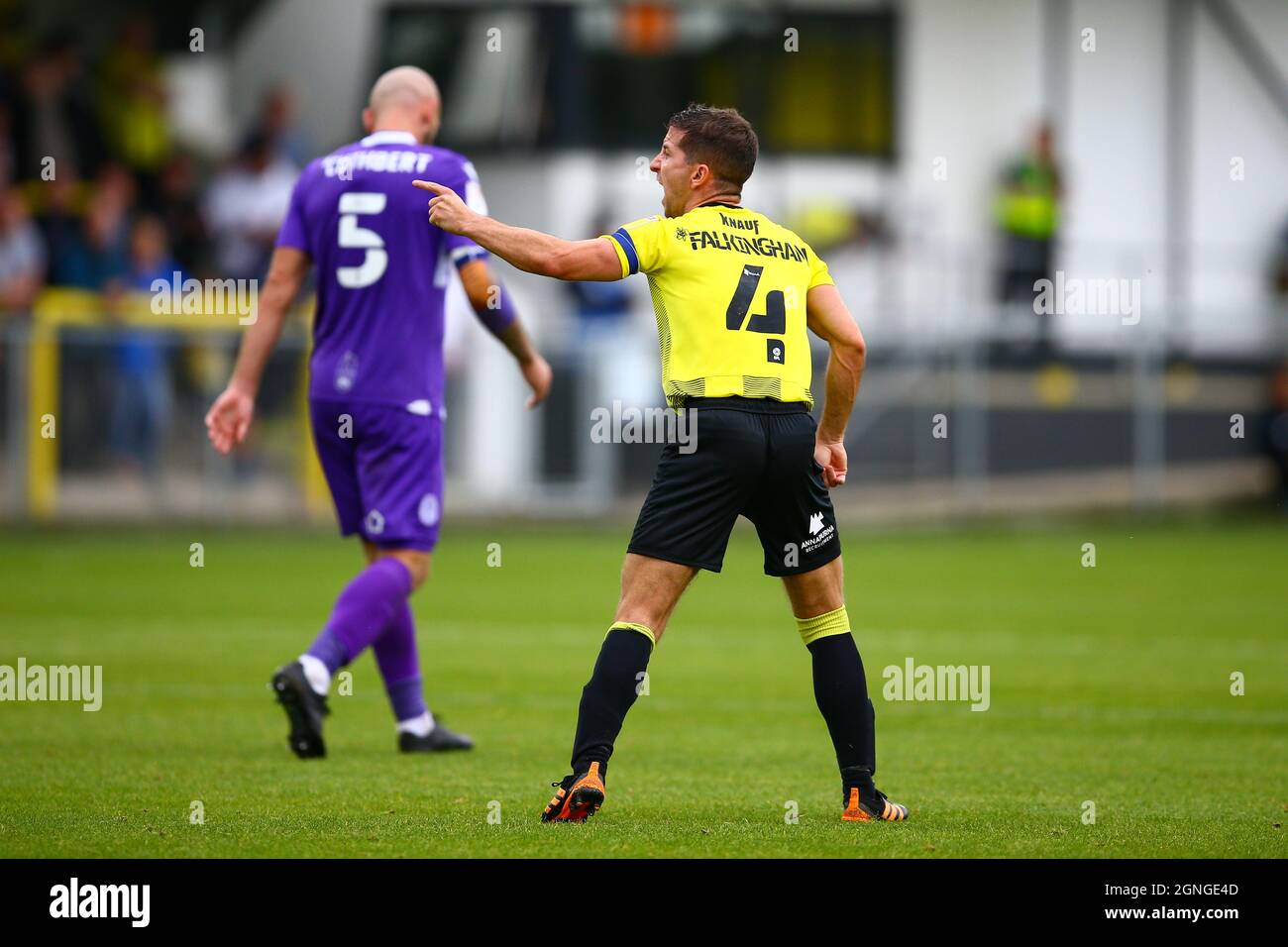 L'EnviroVent Stadium, Harrogate, Inghilterra - 25 settembre 2021 Josh Falkingham (4) di Harrogate diventa pazzo con i suoi giocatori - durante il gioco Harrogate v Stevenage, EFL League 2, 2021/22, all'EnviroVent Stadium, Harrogate, Inghilterra - 25 settembre 2021 Credit: Arthur Haigh/WhiteRosePhotos/Alamy Live News Foto Stock