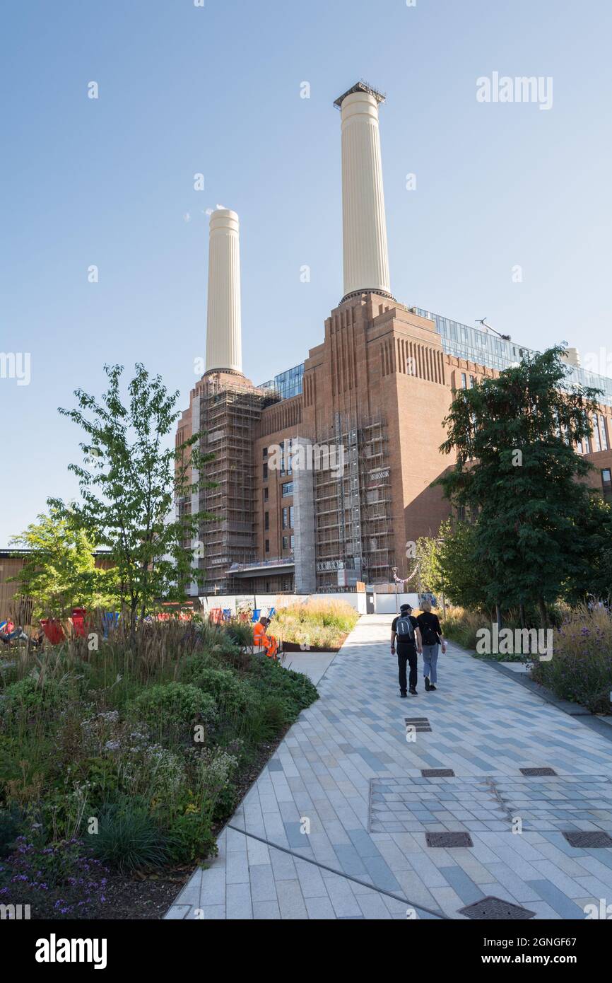 I camini iconici della centrale elettrica a carbone di Battersea smantellata - ora un prestigioso nuovo sviluppo a uso misto Foto Stock