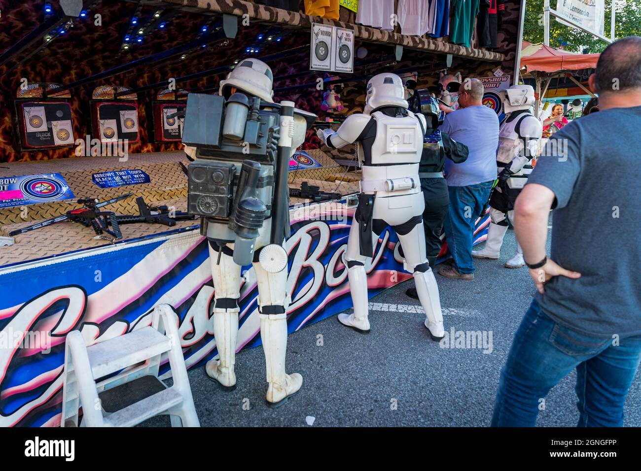 Ephrata, PA, USA - 25 settembre 2021: Star Wars Storm Troopers esercitò le loro abilità di tiro all'annuale Ephrata Street Fair, come charact in costume Foto Stock