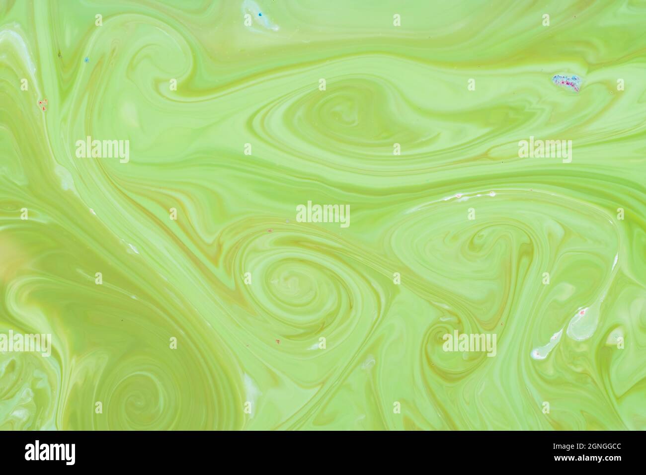 Sfondo verde fluido art. Modello astratto liquido con UFO verde. Struttura in marmo della superficie liquida. Arte fluida Foto Stock
