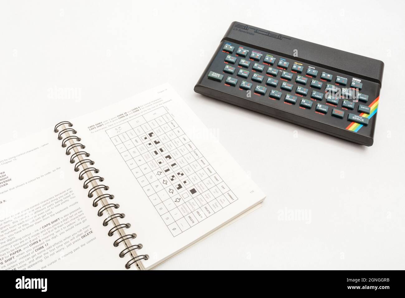 1982 Manuale di programmazione Sinclair ZX Spectrum & BASIC su sfondo bianco. Computer domestico a 8 bit antico/vintage. Ha ispirato una generazione. Note viste. Foto Stock