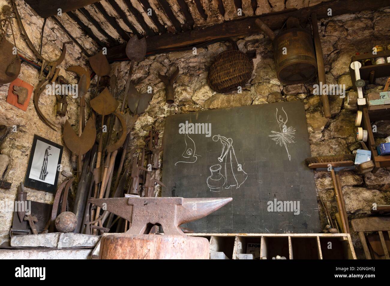 Incudine. Un’officina metalavoratrice dotata di strumenti utilizzati nei tempi antichi e ancora oggi in uso. Adatto per realizzare lavori artistici in ferro. Foto Stock