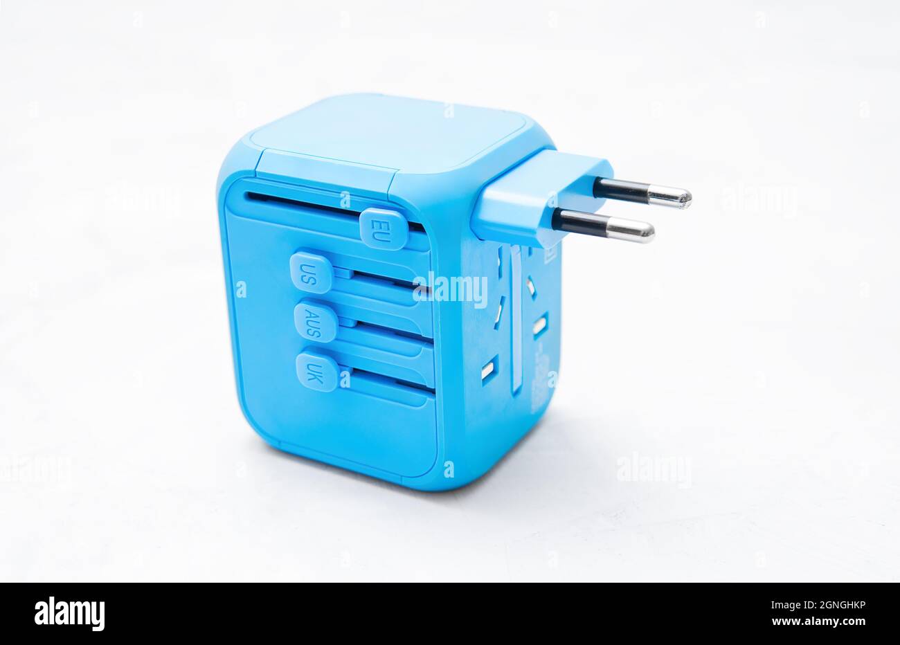 Primo piano di una presa da viaggio per adattatore di alimentazione internazionale portatile su sfondo bianco Foto Stock