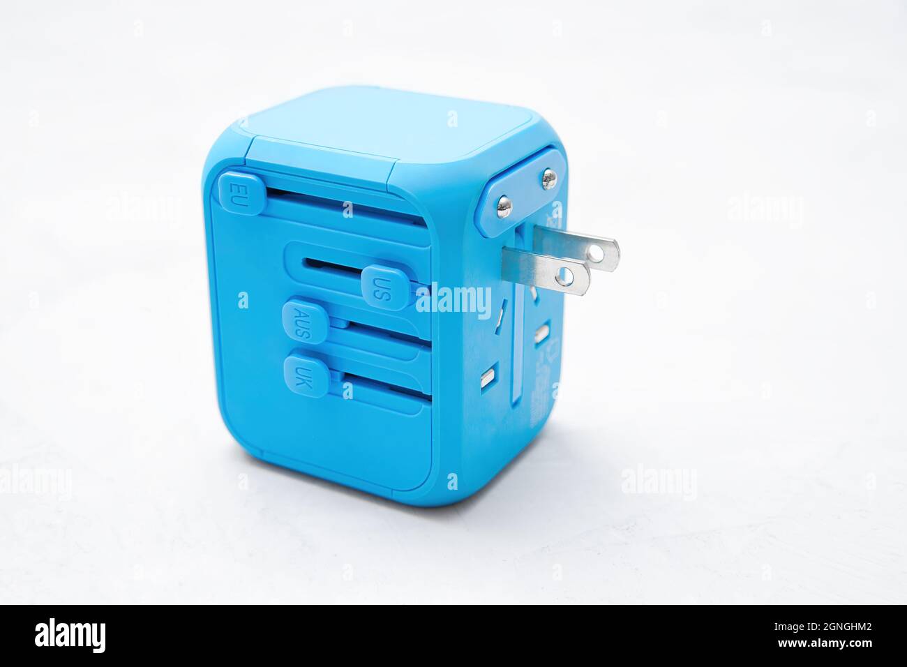 Primo piano di una presa da viaggio per adattatore di alimentazione universale su sfondo bianco Foto Stock