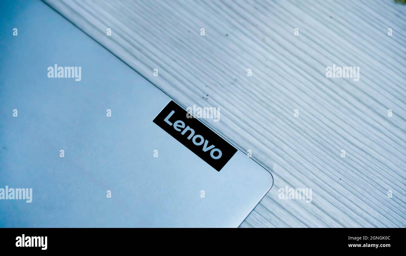 Giacarta, Indonesia - 11 gennaio 2019: Parte laterale del notebook convertibile Lenovo V14. Foto Stock