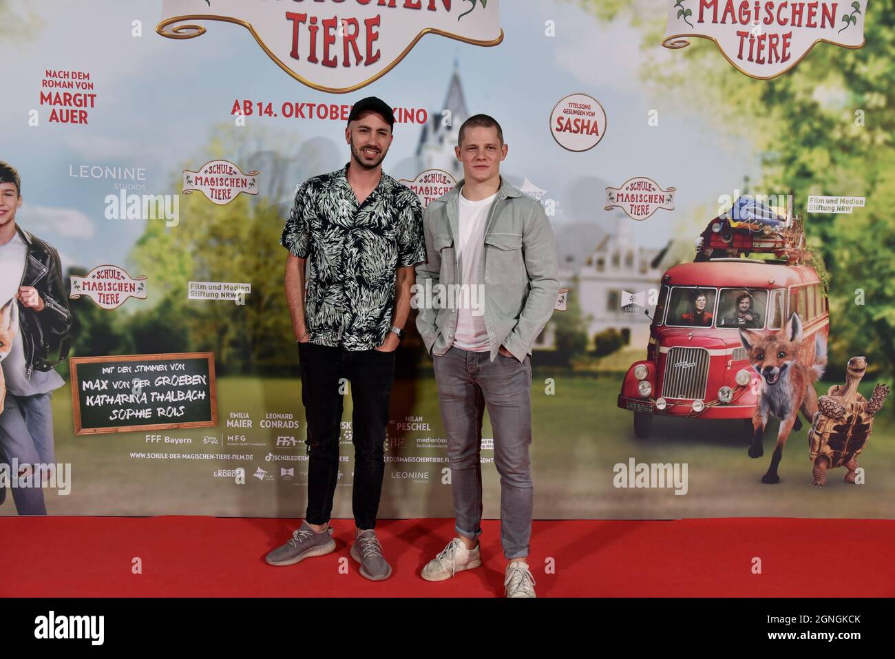 Colonia, Germania. 25 Settembre 2021. Gli attori Dominik Porschen e Max von der Groeben, l-r, arrivano alla prima del film per bambini e per la famiglia The School of Magical Animals. Il rilascio teatrale è su 14.10.2021 Credit: Horst Galuschka/dpa/Alamy Live News Foto Stock