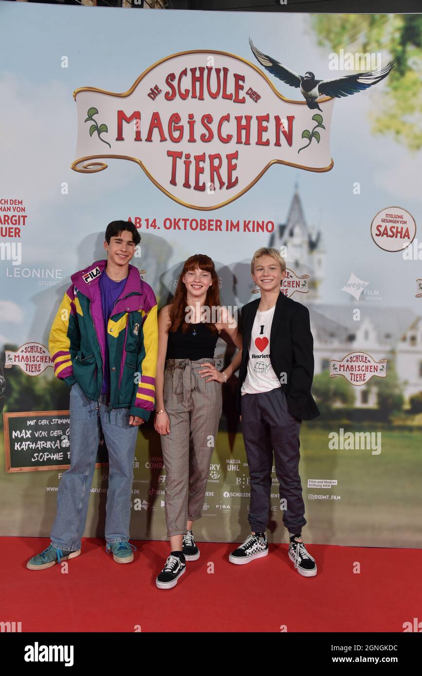 Colonia, Germania. 25 Settembre 2021. Attori Loris Sichrovsky, Emilia Maier e Leonard Conrads, l-r, arrivano alla prima del film per bambini e famiglia la Scuola degli animali magici. Il rilascio teatrale è su 14.10.2021 Credit: Horst Galuschka/dpa/Alamy Live News Foto Stock