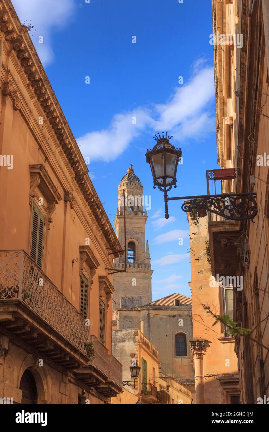 Vista tipica della città vecchia di Lecce nel Sud Italia: Sullo sfondo il campanile della Cattedrale di Lecce. Foto Stock