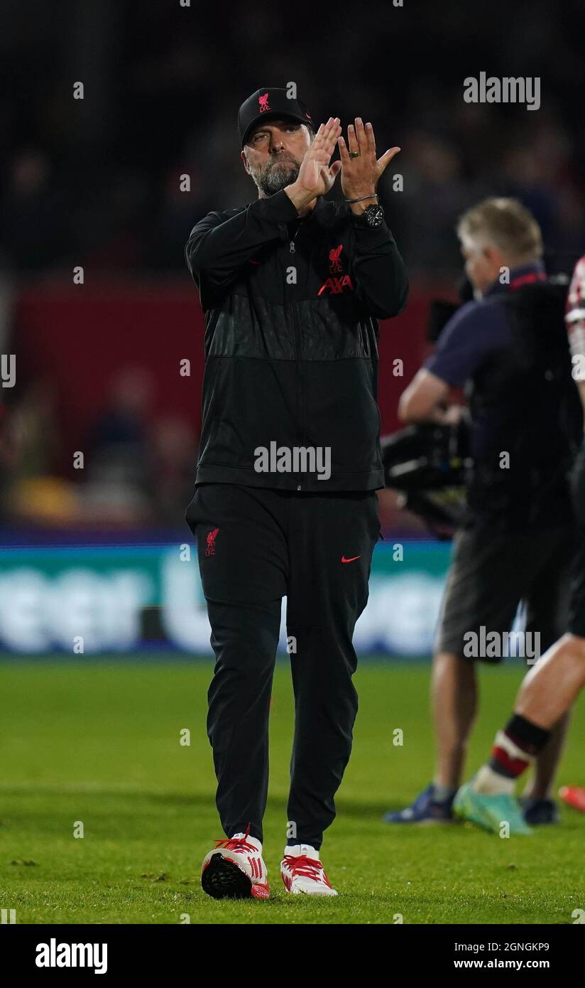 Il direttore di Liverpool, Jurgen Klopp, applaude i tifosi dopo la partita della Premier League al Brentford Community Stadium di Londra. Data foto: Sabato 25 settembre 2021. Foto Stock