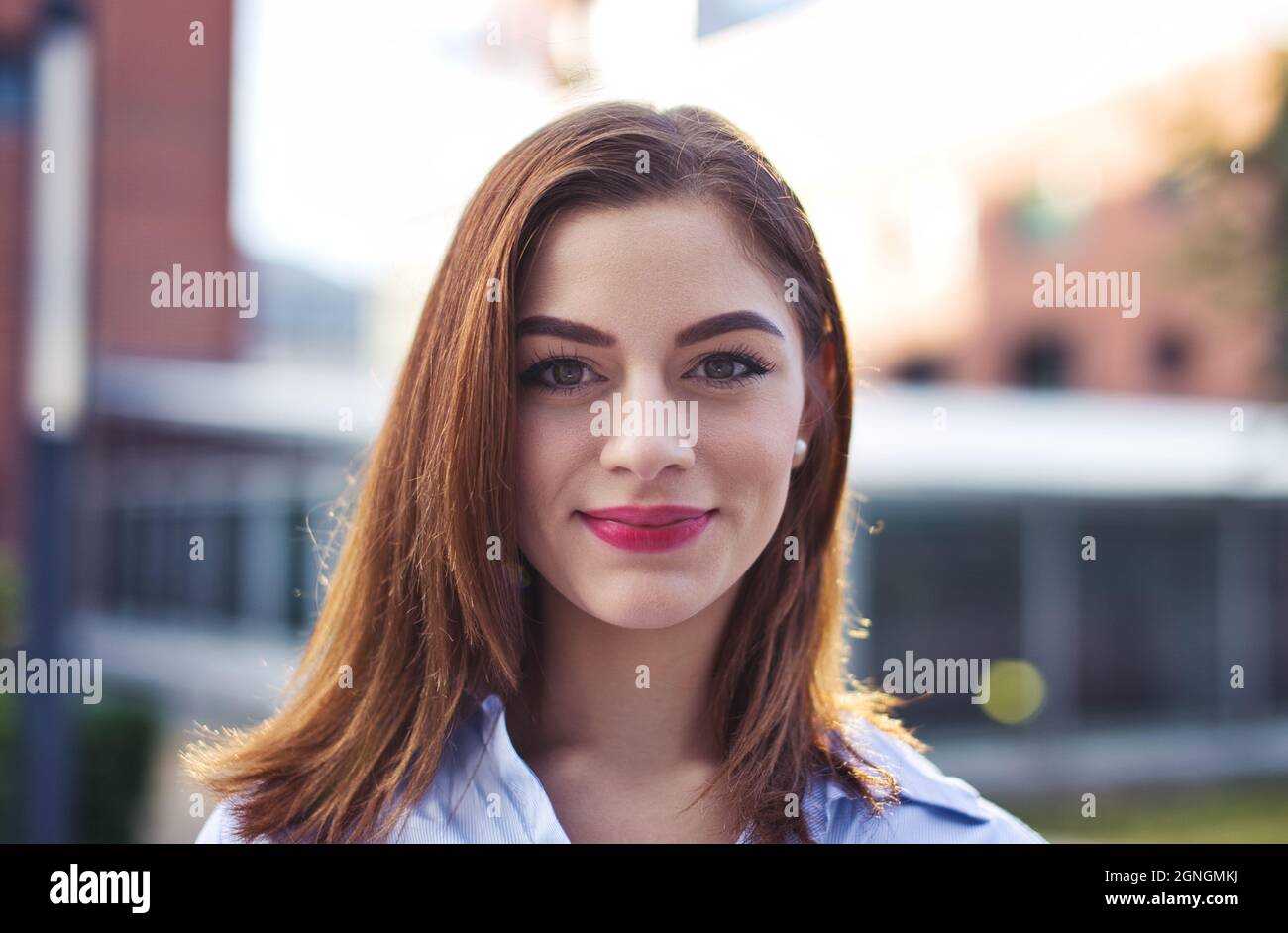 Giovane allegra donna caucasica ritratto esterno, viso sorridente Foto Stock