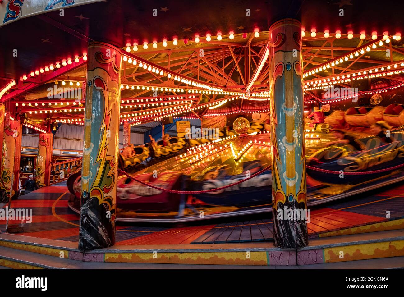 Giro alla fiera Moonrazzo Carousel di Shaw presso il Dingles Fairground Heritage Center Foto Stock