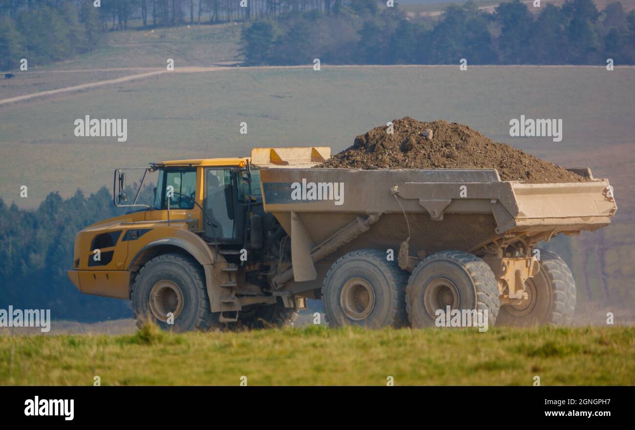 Motore di terra per dumper articolato Volvo A40E giallo con un carico utile completo di 25 tonnellate che attraversa Salisbury Plain, Wiltshire UK Foto Stock