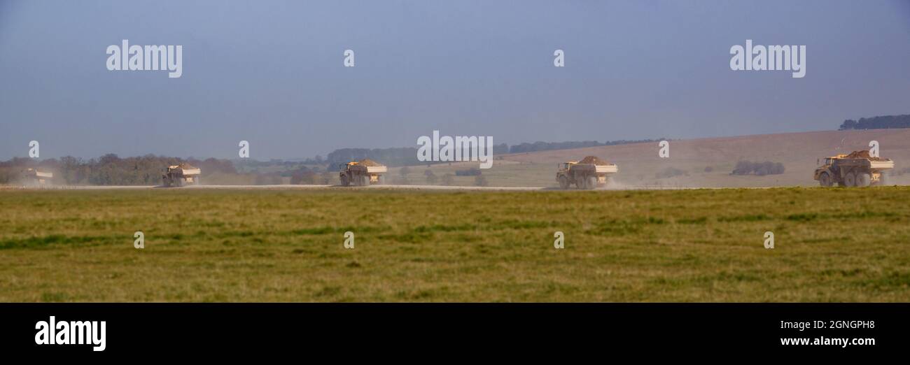 Motori di terra per dumper articolati Volvo A40E e A40F con carico utile totale di 25 tonnellate che attraversano Salisbury Plain, Wiltshire UK Foto Stock