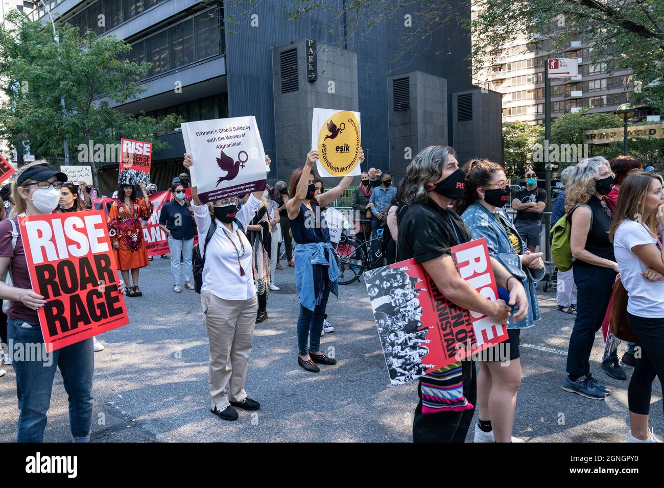 New York, NY - 25 settembre 2021: Gli attivisti in scena per e con le donne afghane radunano al Dag Hammarskjold Plaza durante la settimana alta delle Nazioni Unite Foto Stock