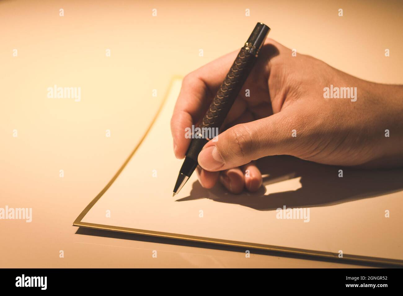 Primo piano di una scrittura a mano di un uomo con un elegante penna  stilografica con un'impugnatura rivestita in pelle Foto stock - Alamy