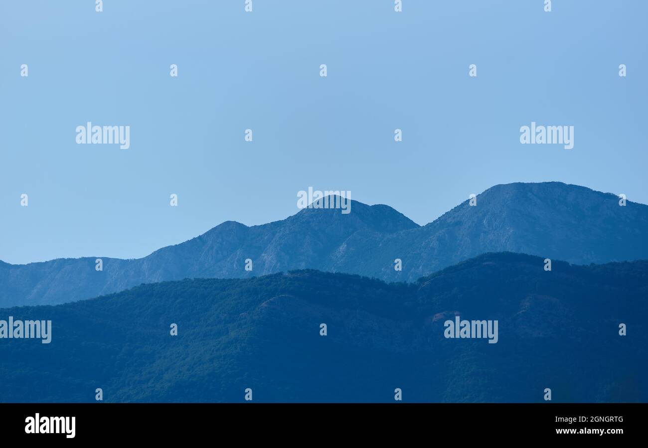 Le vette blu della montagna contro il cielo blu al mattino Foto Stock