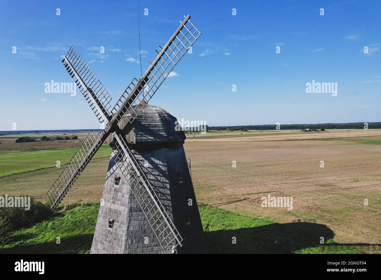 Vecchio mulino a vento in legno a Lazdininkai vilage, Darbėnai, Lituania in una giornata di sole fotografata con un drone. Vecchio mulino tradizionale olandese. Foto Stock