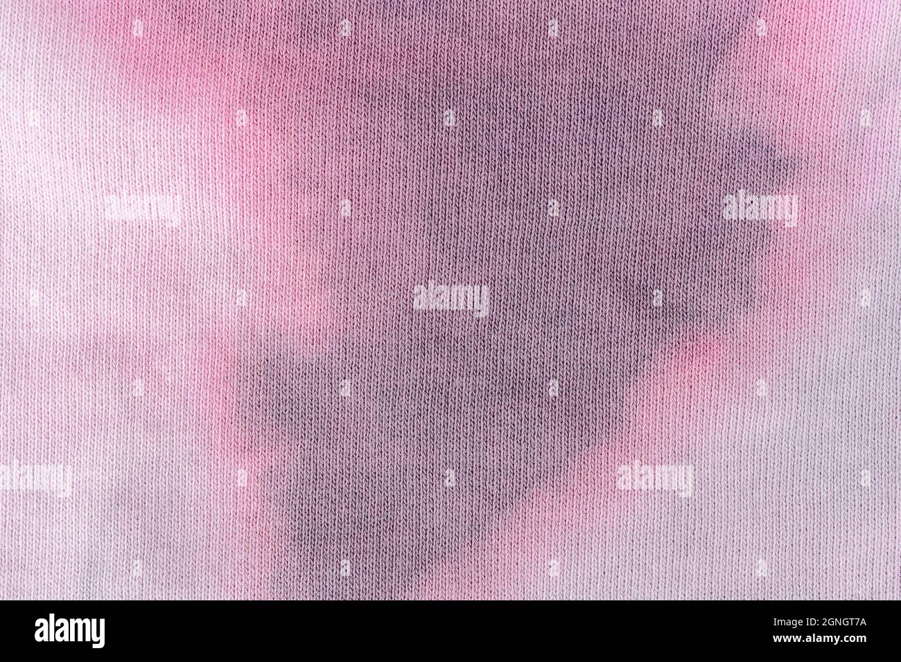 Tessuto Tie-Dye alla moda. Texture di sfondo in cotone per il design. Texture rosa per qualsiasi sfondo. Cotone coltivato ecologicamente. Foto di alta qualità Foto Stock
