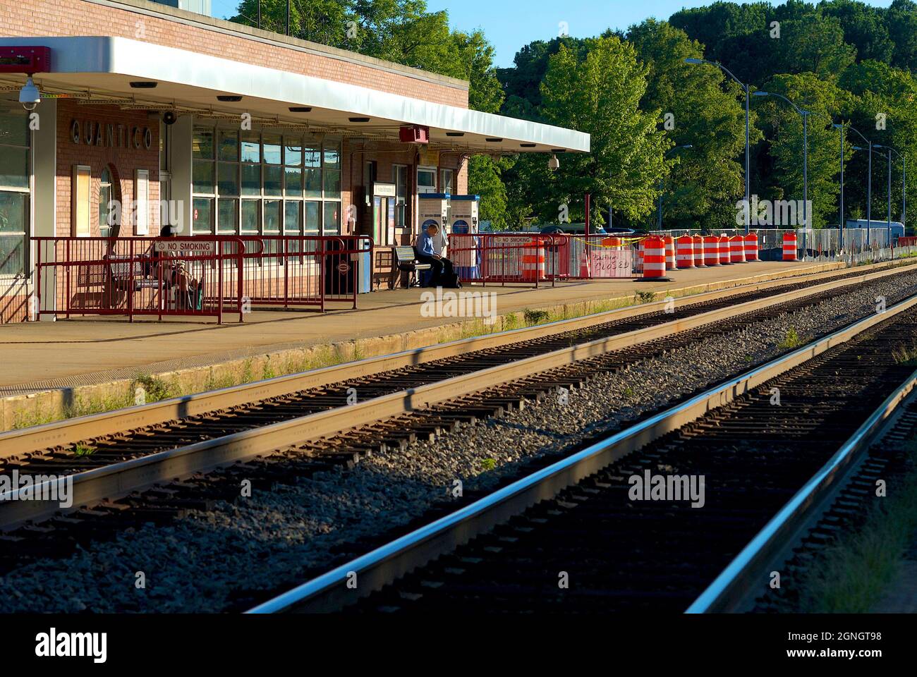 Quantico, Virginia, USA - 23 settembre 2021: I passeggeri aspettano un treno Amtrak presso la storica stazione Amtrak di Quantico nel tardo pomeriggio di sole. Foto Stock