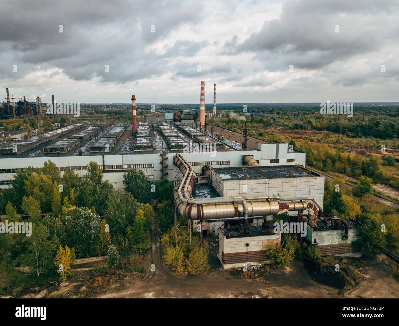 Area industriale dello stabilimento metallurgico, vista aerea con droni Foto Stock